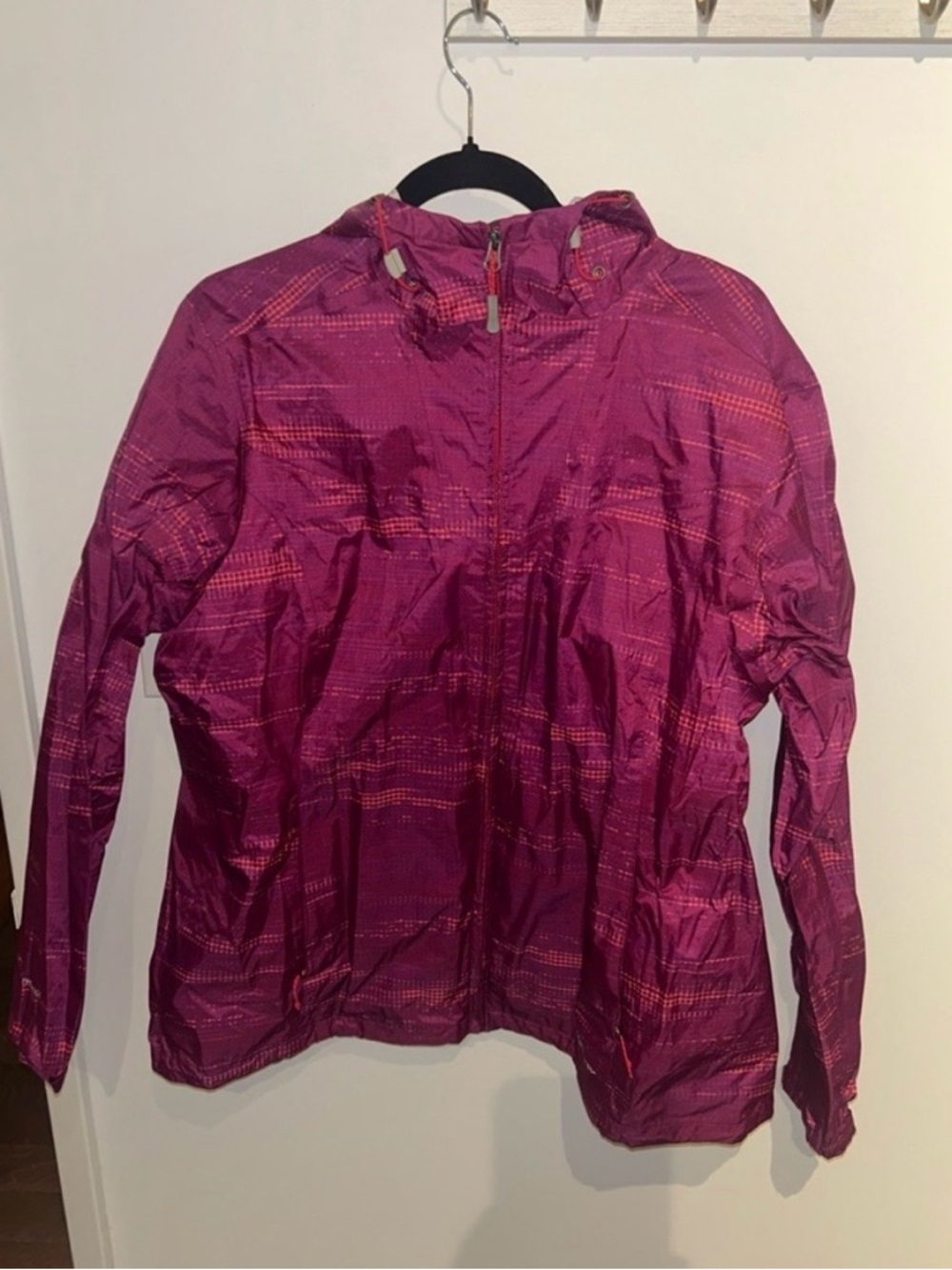 Eddie Bauer Women's Full-Zip Packable Windbreaker Magenta/Berry